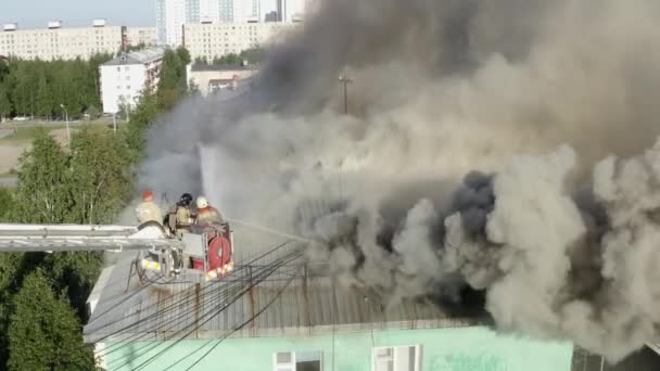 Nizhnevartovsk, Russia - 1 luglio 2019: i vigili del fuoco spengono un incendio sul tetto di un grattacielo residenziale — Video Stock