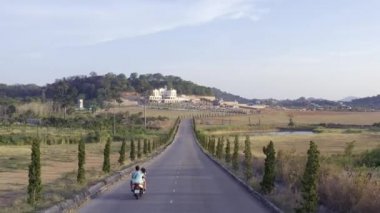 Güzel bir yolda bir bisikletle yaz aylarında bir çift sürmek, havadan görünüm