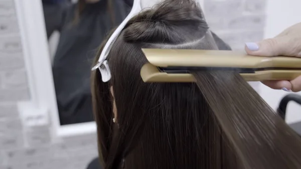 Kapper maakt haar lamineren in een schoonheidssalon voor een meisje met brunette haar. Close-up — Stockfoto