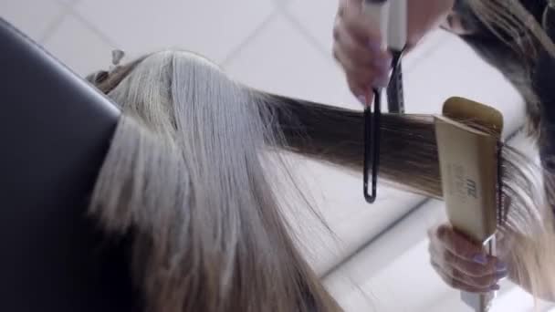 Peluquería hace laminación de cabello en un salón de belleza para una chica con pelo morena — Vídeos de Stock