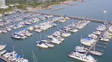 Yat Kulübü ve Marina Drone tarafından Havadan Görünümü. Yat kulübünün en iyi görünümü. Deniz suyunda beyaz tekneler. Marina rıhtım yatlar ve küçük moto. Yat ve yelkenli