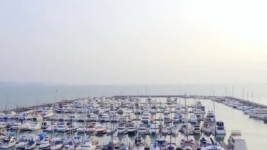 Yat Kulübü ve Marina Drone tarafından Havadan Görünümü. Yat kulübünün en iyi görünümü. Deniz suyunda beyaz tekneler. Marina rıhtım yatlar ve küçük moto. Yat ve yelkenli