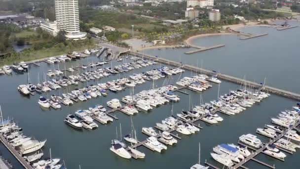 Luftaufnahme per Drohne des Yachtclubs und der Marina. Draufsicht auf den Yachtclub. weiße Boote im Meerwasser. Marina Dock Yachten und kleine Moto. Yacht und Segelboot — Stockvideo