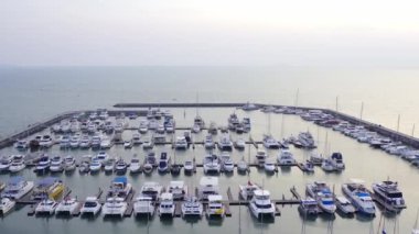 Yat Kulübü ve Marina Drone tarafından Havadan Görünümü. Yat kulübünün en iyi görünümü. Deniz suyunda beyaz tekneler. Marina rıhtım yatlar ve küçük moto. Yat ve yelkenli