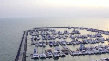 Yat Kulübü ve Marina Drone tarafından Havadan Görünümü. Yat kulübünün en iyi görünümü. Deniz suyunda beyaz tekneler. Marina rıhtım yatlar ve küçük moto. Yat ve yelkenli