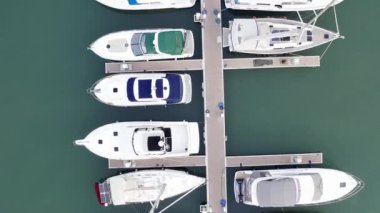 Yat Kulübü ve Marina Drone tarafından Havadan Görünümü. Yat kulübünün en iyi görünümü. Deniz suyunda beyaz tekneler. Marina rıhtım yatlar ve küçük moto. Yat ve yelkenli