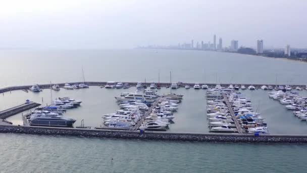Vista aérea por Drone de Yacht Club y Marina. Vista superior del club náutico. Barcos blancos en agua de mar. Marina muelle yates y moto pequeña. Yate y velero — Vídeos de Stock