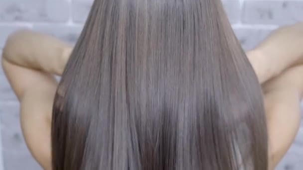 Eredménye után laminálás és hajkiegyenesítő egy szépségszalonban egy lány, barna hajú. hajápolási koncepció