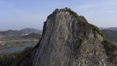 Pattaya, Tayland - 18 Mayıs 2019: Büyük altın buda bir uçuruma çizilmiş. Büyük bir çizim. havadan görünüm.