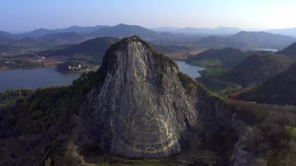 Pattaya, Thailand-18 mei 2019: grote gouden Boeddha getekend op een klif. Enorme tekening. Luchtfoto. — Stockvideo