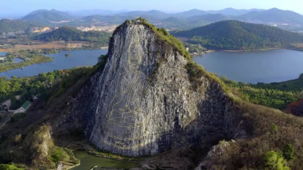 泰国芭堤雅 - 2019年5月18日：大金佛在悬崖上绘制。巨大的绘图。鸟瞰. — 图库视频影像