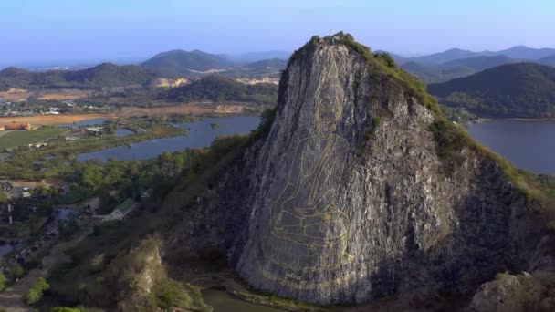 Pattaya, Thailand-18 mei 2019: grote gouden Boeddha getekend op een klif. Enorme tekening. Luchtfoto. — Stockvideo