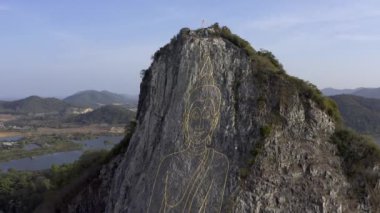 Pattaya, Tayland - 18 Mayıs 2019: Büyük altın buda bir uçuruma çizilmiş. Büyük bir çizim. havadan görünüm.