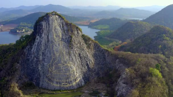 Pattaya, Thailand-18 maj 2019: stora gyllene Buddha ritas på en klippa. Stor ritning. utsikt från luften. — Stockvideo