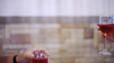 Erkek ve dişi eller kırmızı sıvı yakın gözlük clinking