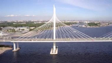Batı yüksek hızlı çapı Petrovsky fairway üzerinde kablo kaldı köprü Timelapse. St. Petersburg'da. Rusya. 