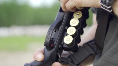 Nizhnevartovsk, Rusya - 1 Temmuz 2019: Mens elleri bir Remington av tüfeği şarj. Yavaş mo. Yakın çekim