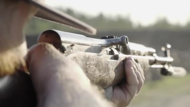 Un hombre dispara un rifle viejo. De cerca. — Vídeo de stock