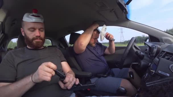 Os ladrões se preparam para um assalto em um carro, carregam armas e colocam máscaras . — Vídeo de Stock