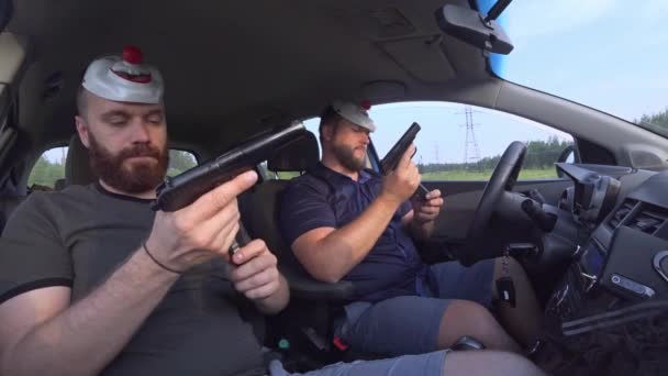 Os ladrões se preparam para um assalto em um carro, carregam armas e colocam máscaras . — Vídeo de Stock