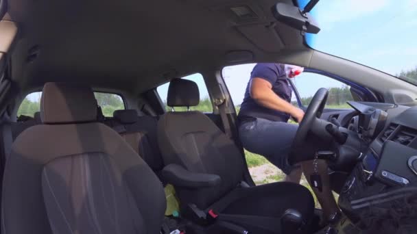 Räuber bereiten sich im Auto auf Raubüberfall vor, laden Waffen und setzen Masken auf. — Stockvideo