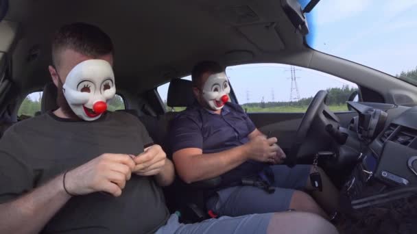 Robbers prepare for a robbery in a car, load weapons and put on masks. — Stock Video