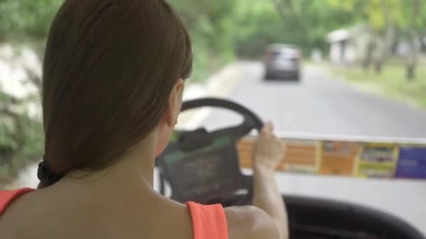 Pattaya, Tailandia - 22 de mayo de 2019: niña conduciendo un coche eléctrico de golf en el zoológico y contando algunas historias — Vídeo de stock