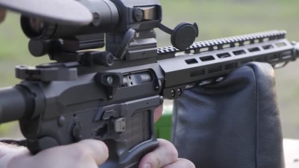 Een man schiet een modern geweer. Close-up — Stockvideo