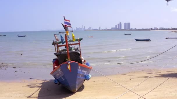 Pattaya, Thailand - May 15, 2019:Thai fisherman boat stands on the beach against a blue sky — Stock Video