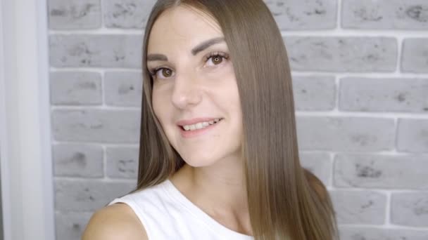 Fodrász teszi haj laminálás egy szépségszalon a lány barna haja — Stock videók