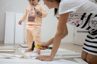 Kırmızı elbiseli çekici kız bir restoranda menü ile yapraklar, ne sipariş düşünüyor.