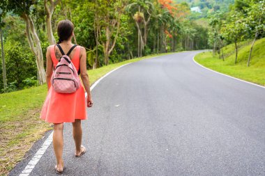 Orman Tayland içine yolda genç bir kadın gezgin ile Beautiful Rain orman. Kadın bir yağmur ormanı yolda yürür ve doğanın manzarasına sahiptir