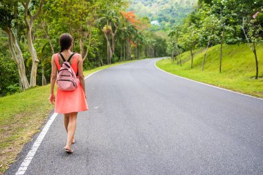 Orman Tayland içine yolda genç bir kadın gezgin ile Beautiful Rain orman. Kadın bir yağmur ormanı yolda yürür ve doğanın manzarasına sahiptir