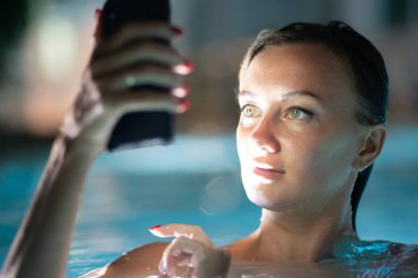 Havuzda kız, gece telefon ile, iş tatil kavramı
