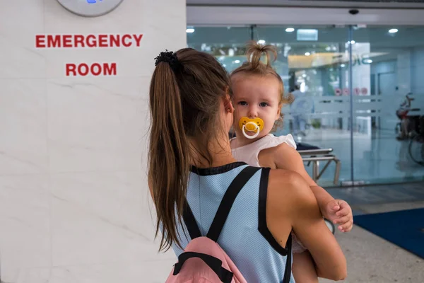 Maminka a dítě přicházejí na pohotovost na pohotovostní místnosti v nemocnici. — Stock fotografie