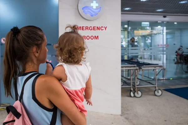 Mom and child come in in the emergency room at the emergency room in Hospital