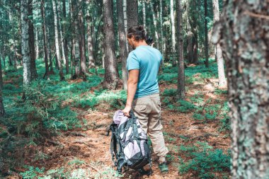 Ormanda seyahat büyük bir turist sırt çantası ile bir adam, ekoturizm kavramı.