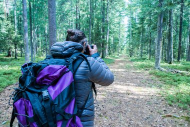 Ormanda seyahat büyük bir turist sırt çantası ile bir adam, ekoturizm kavramı.