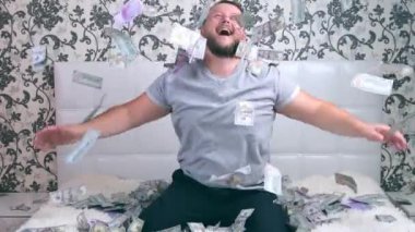 Sakallı bir adam yatakta otururken çok para toplar, atar, sevinir, güler. Casino, piyango kazanan sevinir.