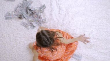 Çok para, tepeden bir manzara, kırpılmış elbiseli bir kız onları topluyor. Atar, sevinir. Yukarıdan üzerine düştükleri parada yatıyorlar..