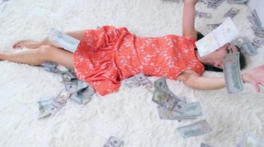 Çok para, tepeden bir manzara, kırpılmış elbiseli bir kız onları topluyor. Atar, sevinir. Yukarıdan üzerine düştükleri parada yatıyorlar..