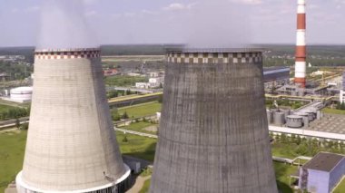 Yükselen ısı santrali, yakındaki hava uçuşu. Yazın, 4k vurdu. Yakın çekim.