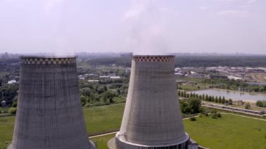 Yükselen ısı santrali, yakındaki hava uçuşu. Yazın, 4k vurdu. Yakın çekim.