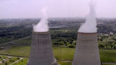 Yükselen ısı santrali, yakındaki hava uçuşu. Yazın, 4k vurdu. Yakın çekim.