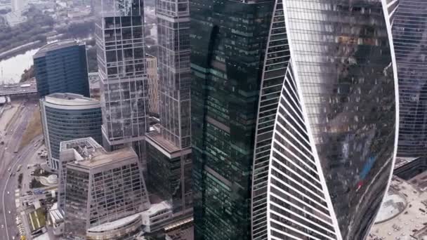 Wolkenkratzer aus Glas und Beton, Geschäftszentren. Luftfahrt. — Stockvideo
