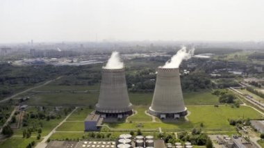 Yükselen ısı santrali, yakındaki hava uçuşu. Yazın, 4k vurdu. Yakın çekim.