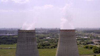 Yükselen ısı santrali, yakındaki hava uçuşu. Yazın, 4k vurdu. Yakın çekim.