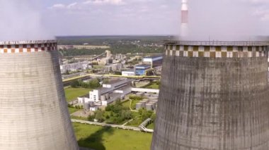 Yükselen ısı santrali, yakındaki hava uçuşu. Yazın, 4k vurdu. Yakın çekim.