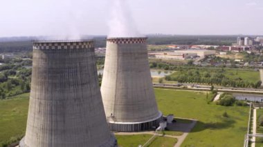 Yükselen ısı santrali, yakındaki hava uçuşu. Yazın, 4k vurdu. Yakın çekim.
