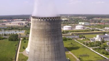 Yükselen ısı santrali, yakındaki hava uçuşu. Yazın, 4k vurdu. Yakın çekim.